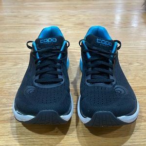 Topo Women’s Ultrafly sneaker in size 8.5 and color blue and black